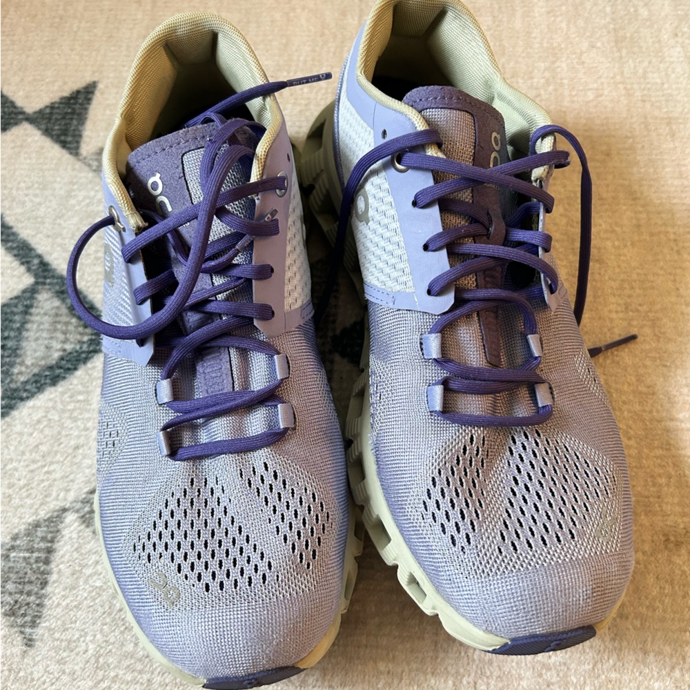 Women’s on cloudstraus running shoes